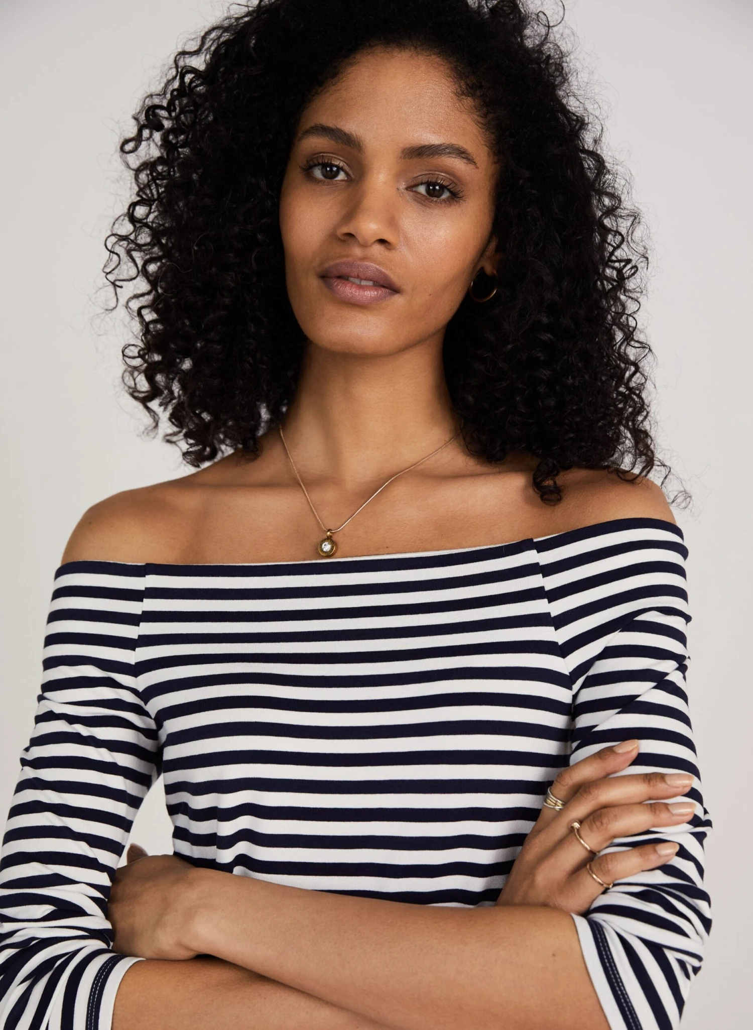 Daniella LENZING™ ECOVERO™ Top | Soft White & Classic Navy 4 Daniella LENZING™ ECOVERO™ Top | Soft White & Classic Navy - Image 2