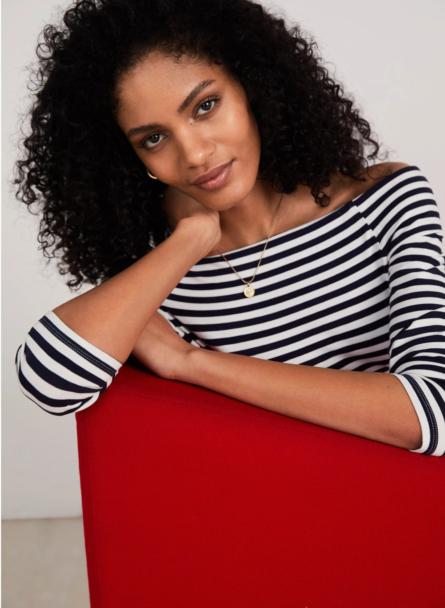 Daniella LENZING™ ECOVERO™ Top | Soft White & Classic Navy 5 Daniella LENZING™ ECOVERO™ Top | Soft White & Classic Navy - Image 3