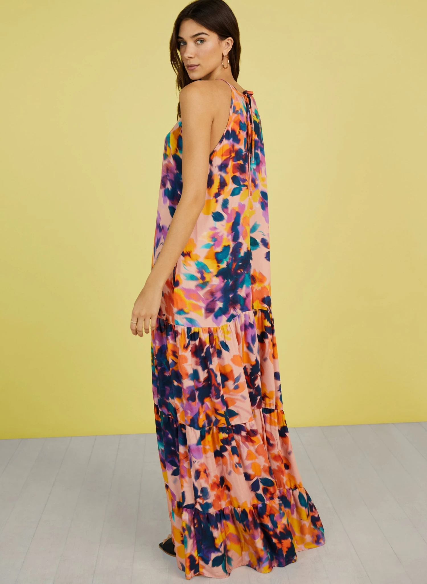 Everly LENZING™ ECOVERO™ Maxi Dress | Peach Floral Blur 6 Everly LENZING™ ECOVERO™ Maxi Dress | Peach Floral Blur - Image 4