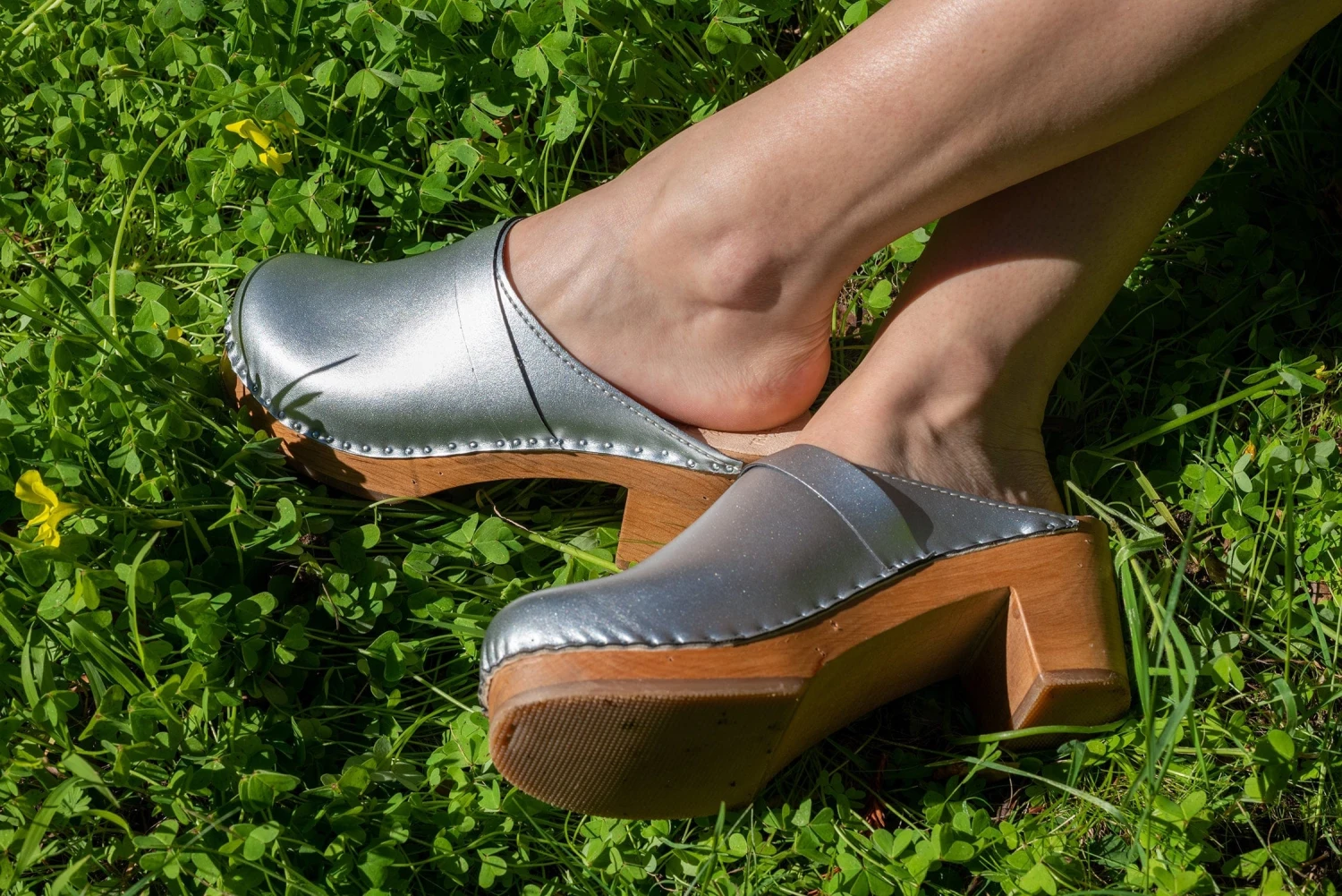 Da Vinci Apple Leather Vegan Mid-Heel Clogs | Silver 4 Da Vinci Apple Leather Vegan Mid-Heel Clogs | Silver - Image 2